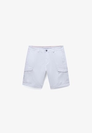 Hvide cargoshorts med knap foran, bæltestropper, sidelommer med klap og et lille syet logo på venstre ben.