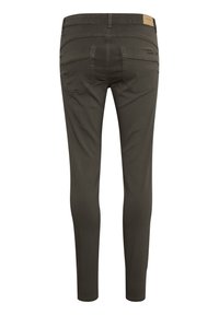 Pantaloni slim-fit verde oliva realizzati in morbido misto cotone, caratterizzati da una superficie liscia, due tasche posteriori e un'etichetta sulla vita.