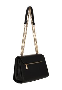 Bolso de mano de cuero negro con cadenas doradas como asas, un bolsillo trasero con cremallera y una forma estructurada y rectangular.
