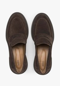 Bruine suede loafers met een moccasin-stijl ontwerp, omlijnd met stiksels en een glad interieur. Textured rubberen buitenzool voor grip.