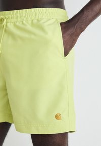 Carhartt WIP CHASE SWIM TRUNKS - Shorts da mare - arctic lime/gold