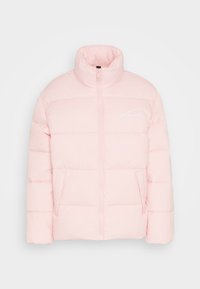Roze pufferjack met een hoge kraag, een volledige ritssluiting en twee voorzakken; aangevuld met een witte logodetail op de borst.