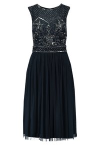 Marinblå klänning med en figursydd överdel som har intrikata silverpärlbroderier och paljetter, samt en flödande, veckad kjol nedanför midjan.