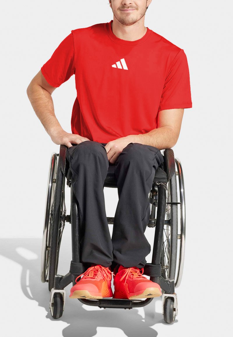 adidas Performance ADAPT WORKOUT - Trükipildiga T-särk - bright red white