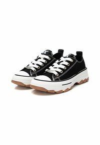 Sneaker nere in tela con lacci bianchi, punte in gomma e suole spesse e texture gommata. Decorati con cuciture bianche e strisce laterali.
