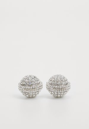 Pendientes en tono plateado con formas redondas adornadas con múltiples strass transparentes, creando una superficie texturizada y brillante con un acabado suave.