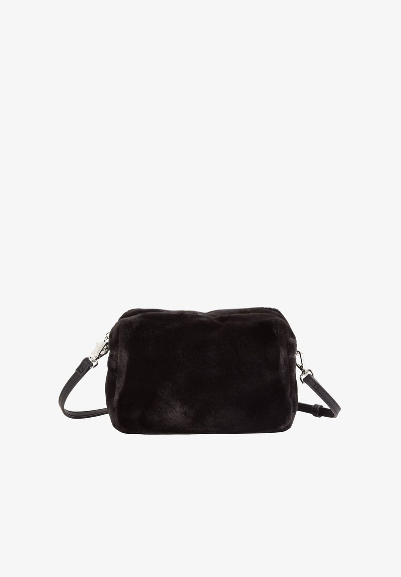 Bolso de mano negro de pelo sintético con forma rectangular, que presenta un cierre de cremallera y una correa de hombro de cuero desmontable.