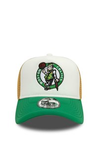 Weißer Baseballhut mit grünem Schirm. Mit Boston Celtics-Logo, bestickter Leprechaun, der einen Basketball hält. Mesh-Rückseite in beige.