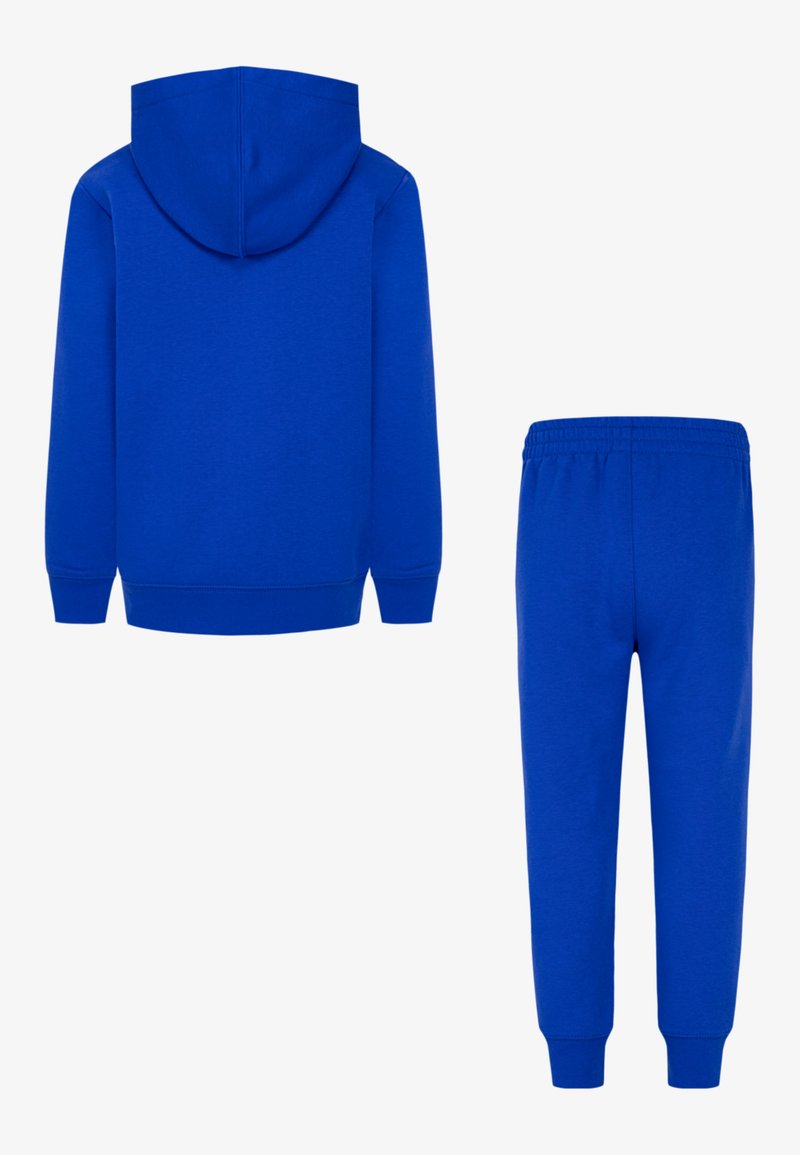 Sweatshirt bleu et joggeurs assortis, tous deux fabriqués en tissu doux. Le sweat à capuche présente une poche avant et des poignets côtelés ; le pantalon a une taille élastique.