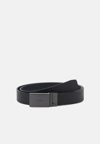 Svart lærbelte med et elegant design, utstyrt med en rektangulær metallspenne. Spennen er preget med merkenavnet "BOSS."