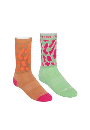 Två par strumpor: ett i orange med rosa accenter och abstrakta mönster, det andra i grön med rosa mönster, båda med kontrasterande muddar.