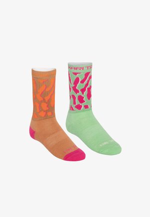 Twee paar sokken: één in oranje met roze accenten en abstracte patronen, de andere in groen met roze patronen, beide met contrasterende boorden.