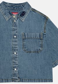 Denim-Hemd mit kurzen Ärmeln in Hellblau, Knopfkraagen, Brusttasche, Kontrastnähten und Logodetail in der Nähe des Kragens.
