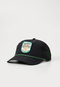 Gorra de béisbol negra con acentos verdes, presenta un parche frontal con "Malbon Vacation Club" y "Est. 2017" en naranja, y un logotipo bordado en el lado.