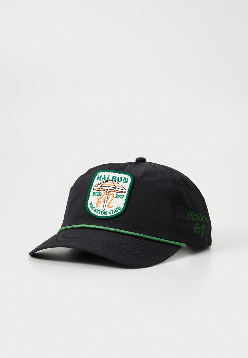 Gorra de béisbol negra con acentos verdes, presenta un parche frontal con "Malbon Vacation Club" y "Est. 2017" en naranja, y un logotipo bordado en el lado.