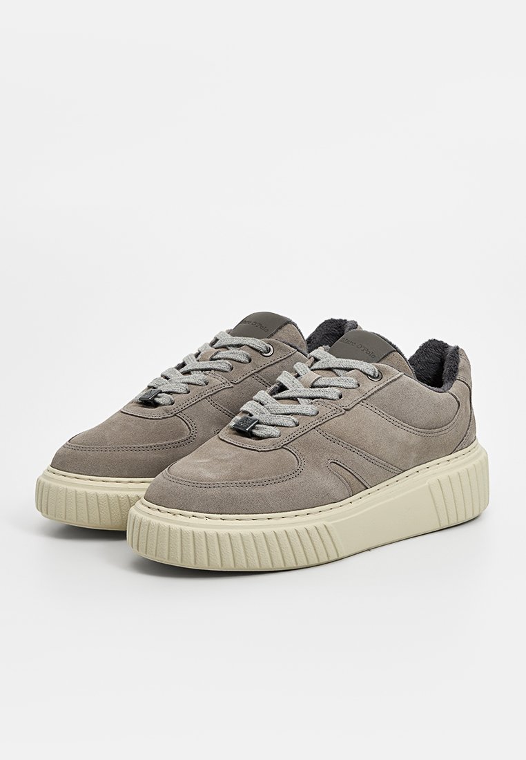 Graue Wildledersneaker mit einer dicken, cremfarbenen Gummisohle, ausgestattet mit grauen Schnürsenkeln und subtilen Stickdetails. Klassischer sportlicher Stil mit abgerundeter Zehenpartie.