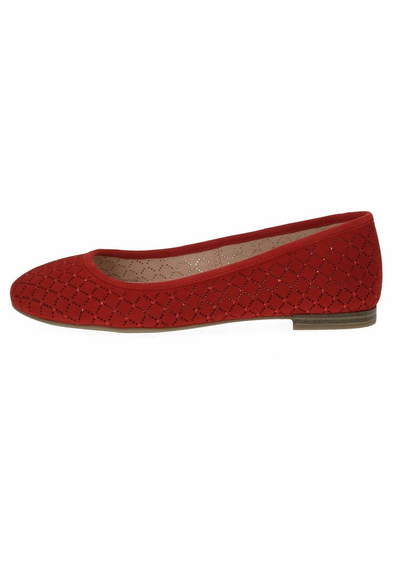 Chaussure plate rouge en tissu texturé, avec des perforations en forme de losange. Bout arrondi et talon bas et plat pour le confort. Design simple sans ornements.