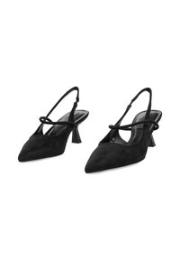 Zapatos de ante negro tipo slingback con punta afilada, tacón bajo y diseño de tiras entrecruzadas. Textura suave con acentos mínimos.