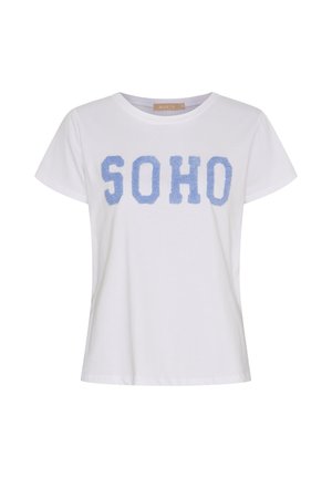 Hvid T-shirt med korte ærmer og teksturerede blå "SOHO" bogstaver tværs over brystet samt rund halsudskæring.