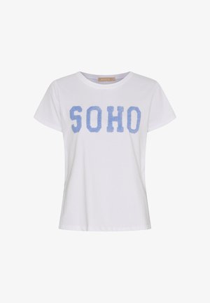 Hvid T-shirt med korte ærmer og teksturerede blå "SOHO" bogstaver tværs over brystet samt rund halsudskæring.
