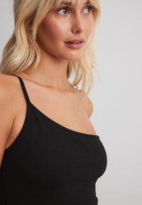 NA-KD EINSITEITIG SCHULTERFREIES - Šaty do práce - black