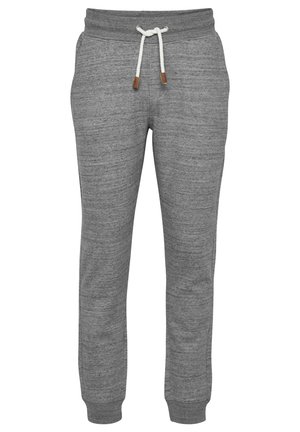 Grijze joggingsbroek van een zachte, gestucte stof, met een elastische tailleband en een witte trekkoord, en bruine leren accenten aan de uiteinden.