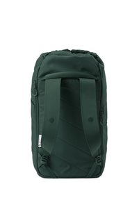 Dunker-grüner Rucksack aus strapazierfähigem Stoff. Verfügt über gepolsterte Träger, diagonale Nähte und einen Kordelzugverschluss an der Oberseite.