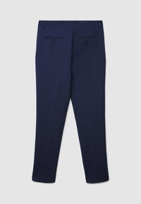 Navyblaue maßgeschneiderte Herrenhosenzweibelt Schleifen und zwei hintere, geknöpfte Paspeltaschen, flach gegen einen hellgrauen Hintergrund präsentiert.