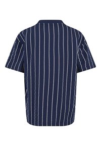 Námořnická modrá košile s krátkým rukávem a bílými svislými pruhy, s klasickým límečkem a rovný střih. Měkká textura, ležérní design.