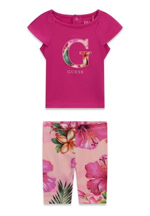 Hellrosa kurzärmeliges Oberteil mit floralem „G“-Logo und passenden Shorts mit pinken und grünen tropischen Blumen.