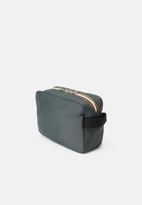 Šedý obdélníkový pouch s texturovaným povrchem, vybavený mnohobarevným zipem a černou látkovou rukojetí na boku.