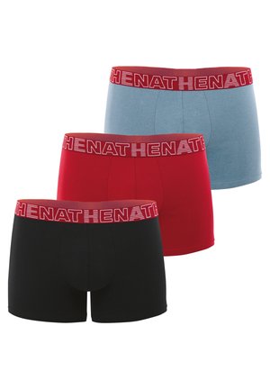 Trois paires de boxers en rouge, noir et bleu clair. Chacun présente une large ceinture élastique avec une inscription de marque répétée. Fabriqué en tissu doux.