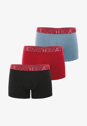 Trois paires de boxers en rouge, noir et bleu clair. Chacun présente une large ceinture élastique avec une inscription de marque répétée. Fabriqué en tissu doux.