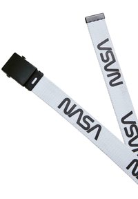 Vit textilrem med svart text "NASA" och "VSVA," med en rektangulär svart spänne för fastsättning. Texten tryckt längs remmens längd.