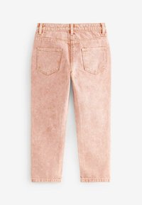 Jeans dritti a vita alta di colore rosa chiaro, con tasche posteriori, passanti per cintura e cuciture a vista su sfondo bianco.