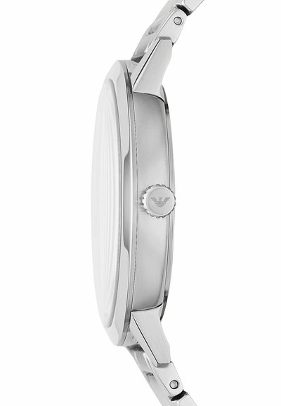 Silberner Edelstahluhren mit einem glatten runden Gehäuse, strukturiertem Lünette und einer detaillierten Krone mit einem Logo. Metallgliedarmband angebracht.