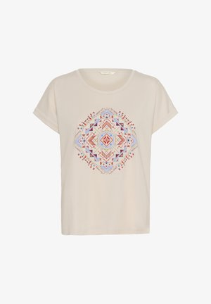 Krémové tričko s krátkym rukávom s farebným geometrickým diamantovým vzorom v červenej, modrej a béžovej farbe umiestneným v strede prednej časti.