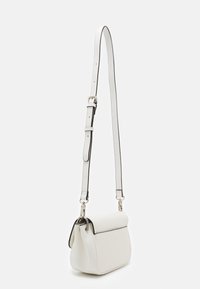 Bílá kožená crossbody taška s překlopným víkem, černým lemem, nastavitelným popruhem a stříbrnými kovovými detaily. Hladká textura, zaoblený tvar.
