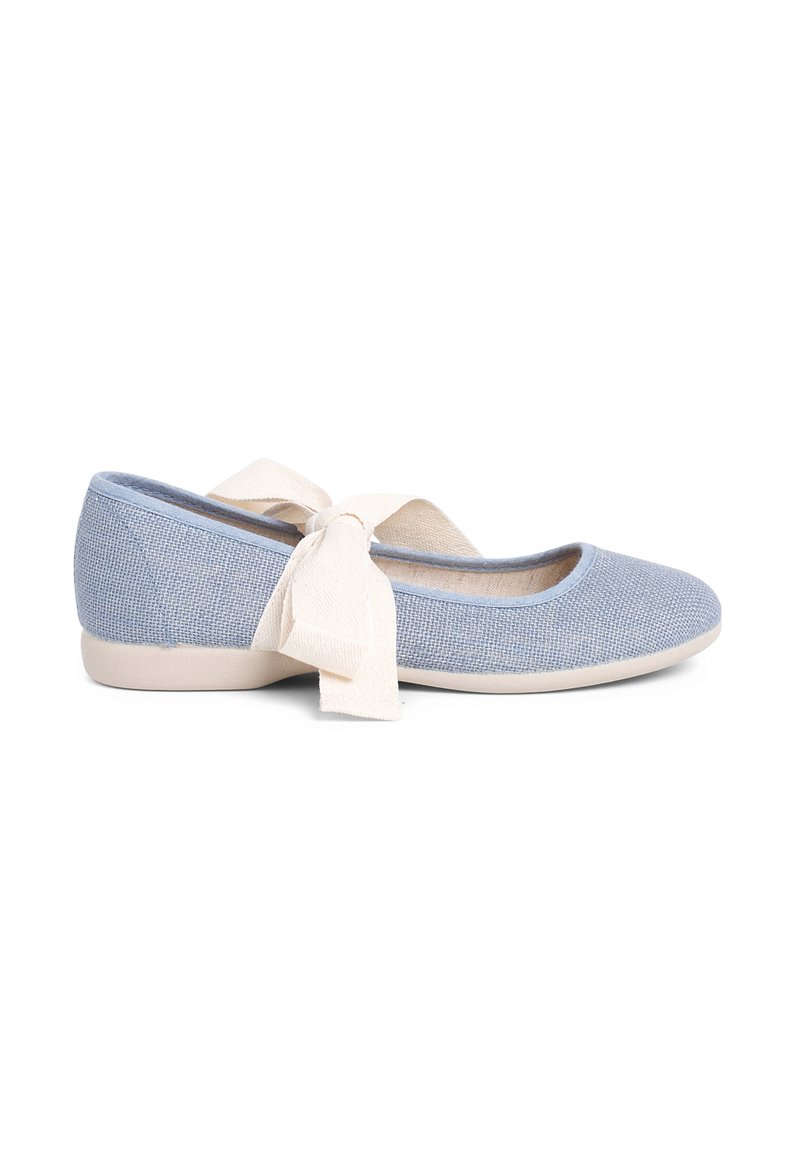 Himmelblaue Ballerinas aus Canvas mit runder Zehenpartie, beigem Riemen und Schleifchen-Detail sowie einer glatten, hellen Laufsohle.