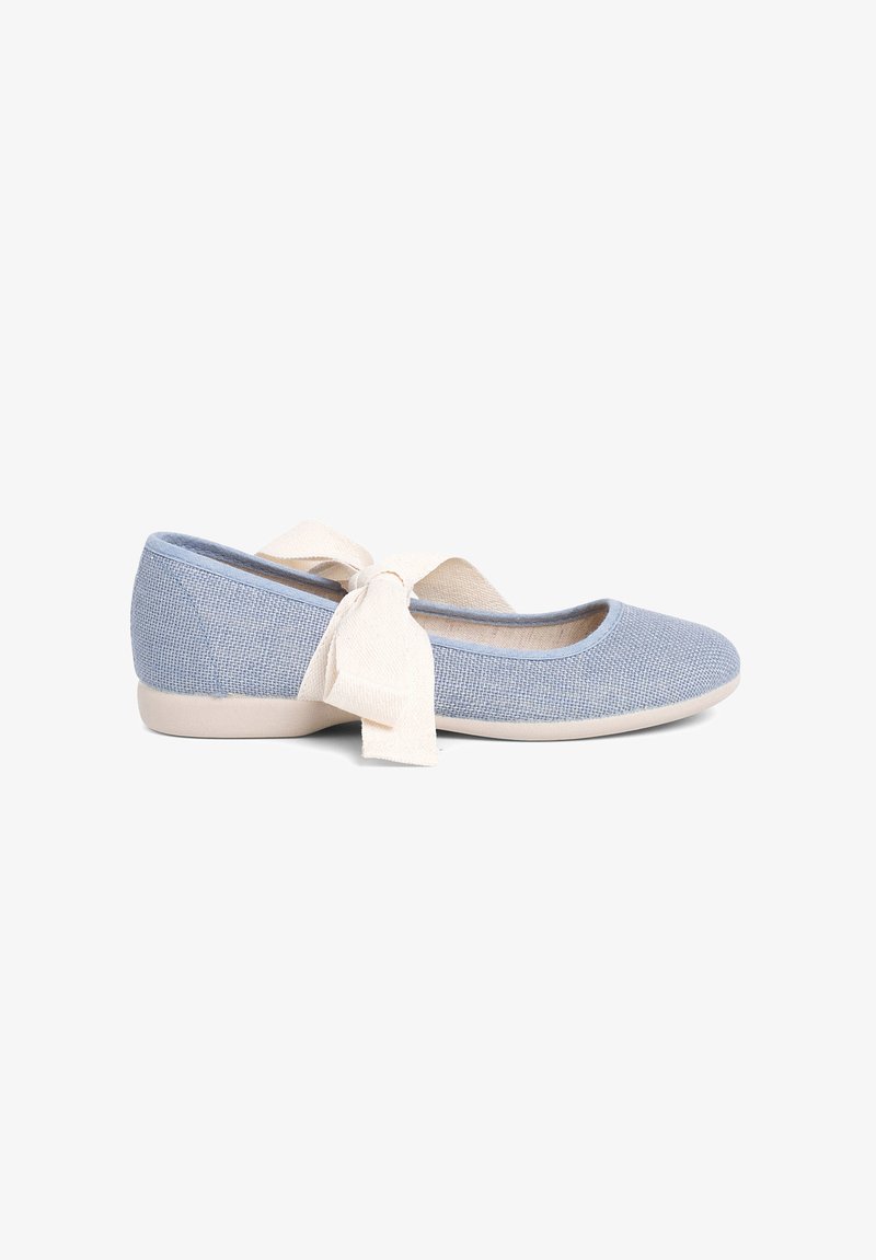 Ballerine in tela azzurro chiaro con punta arrotondata, cinturino beige e dettaglio con fiocco, e suola liscia di colore chiaro.
