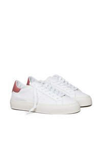 Sneakers bianchi in pelle con finitura testurizzata, dotati di un tallone rosa pallido, punta rotonda e design classico con lacci.