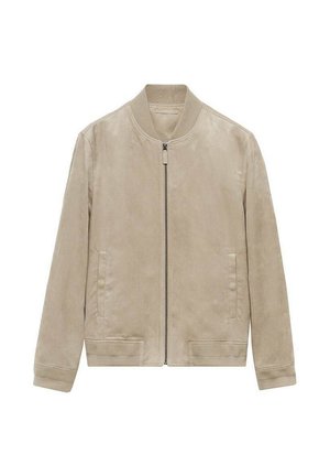 Veste bomber en daim beige avec un col rond, fermeture éclair frontale, poches latérales et une texture lisse. Présente des poignets et un ourlet côtelés.