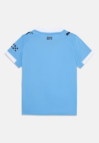 Šviesiai mėlynas sportinis marškinėliai iš orui pralaidžios medžiagos. Puošli baltu apykakle, juodais akcentais ir užrašu „CITY“ ant nugaros.