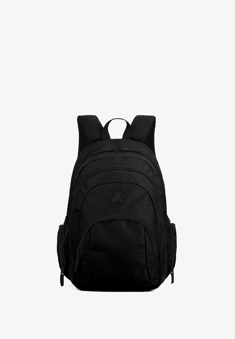Zaino nero in tessuto, con spallacci imbottiti, tre scomparti con zip e tasche laterali per ulteriore spazio di stoccaggio.