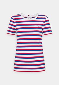 Hvid tætsiddende t-shirt med korte ærmer, horisontale røde og blå striber samt et lille logo på brystet.