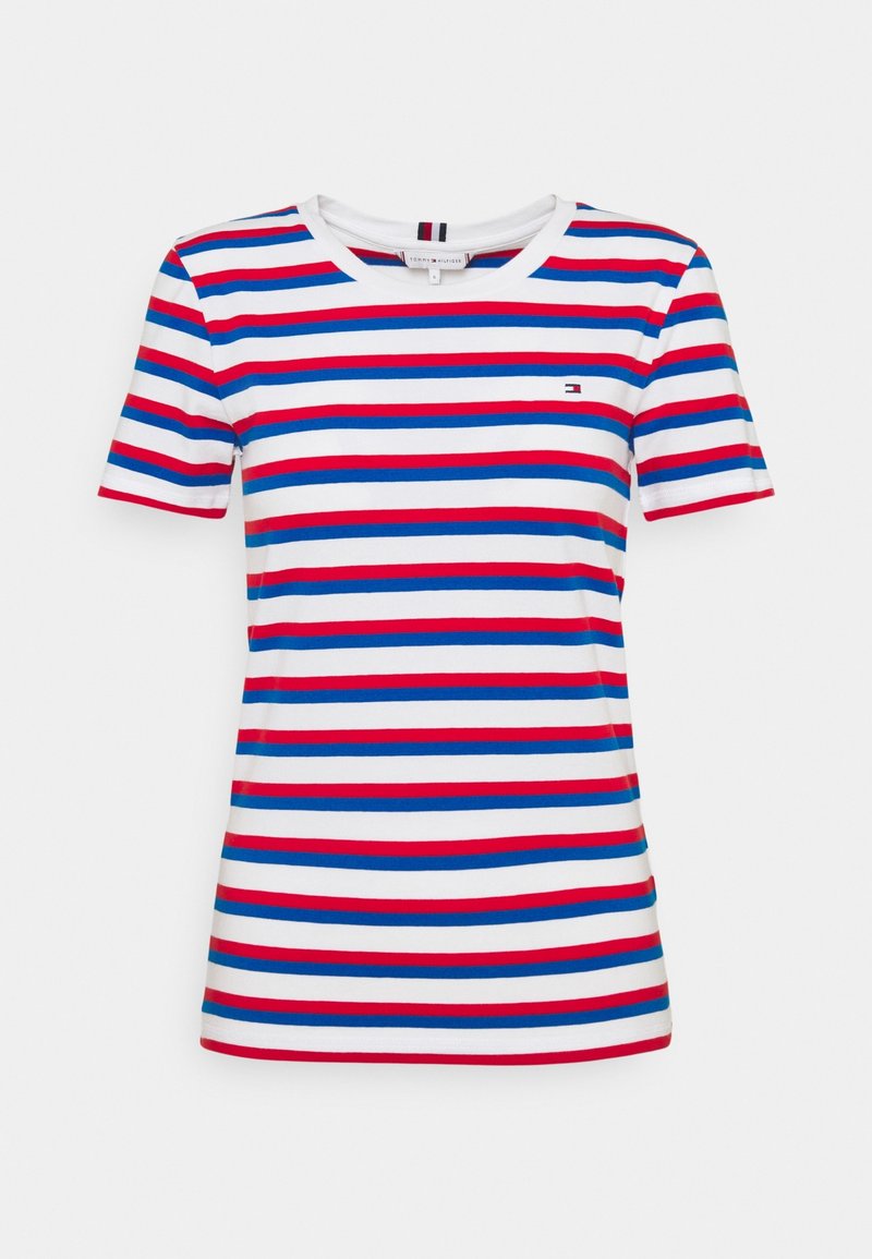 Hvid tætsiddende t-shirt med korte ærmer, horisontale røde og blå striber samt et lille logo på brystet.