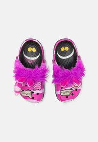 Crocs CHESHIRE CAT UNISEX - Pantoletai - black/pink