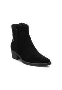 Stivale ankle in suede nero con punta affusolata, tacco basso squadrato, chiusura con zip laterale e cuciture decorative sul fronte.