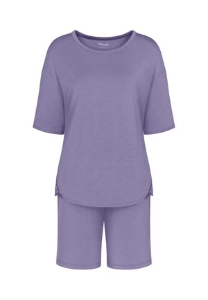 Zacht paars kortademig shirt met afgeronde zoom en bijpassende korte broek tot aan de knieën, ontworpen voor comfortabele casual draagstijl.