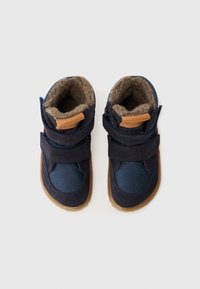 Stivali da bambino blu navy con tessuto testurizzato e camoscio, dotati di una calda fodera in pile marrone e due cinturini in velcro. Suola in gomma.